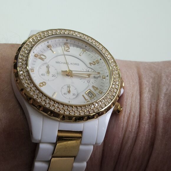 Michael Kors Womens Watch - crystal face with Gold Tone band. Model MK-5417 - Picture 4 of 15